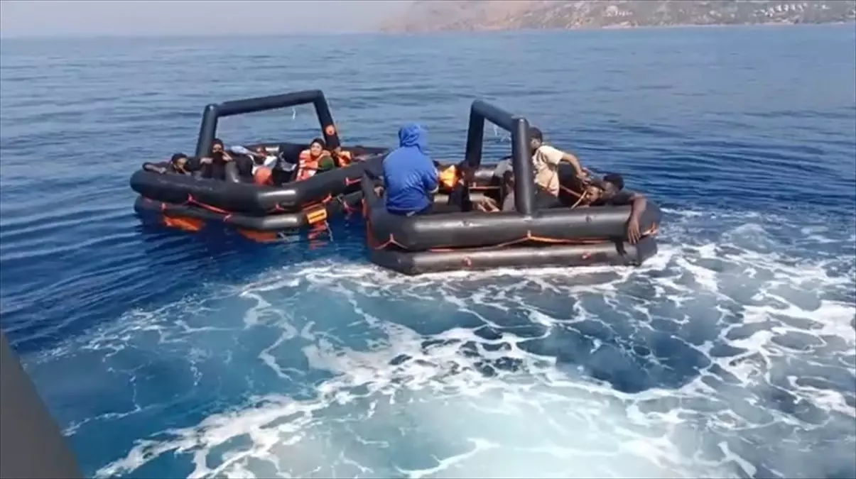 Çanakkale'de 19 Göçmen Kurtarıldı