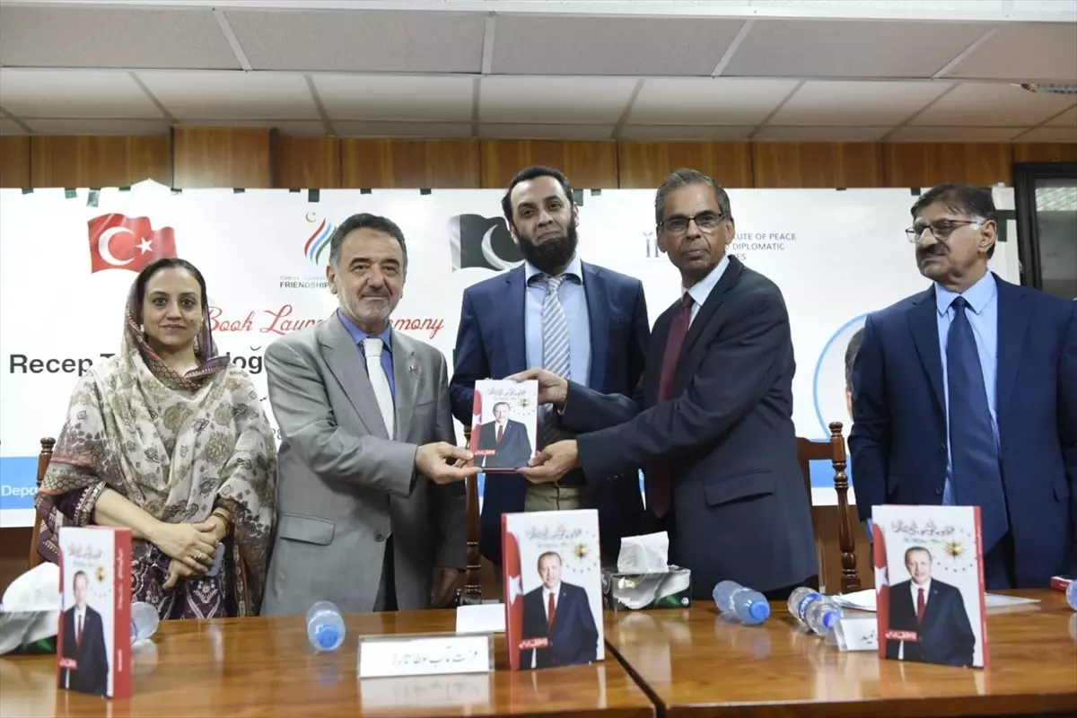 Pakistan Bakanı'ndan Erdoğan'a Övgü