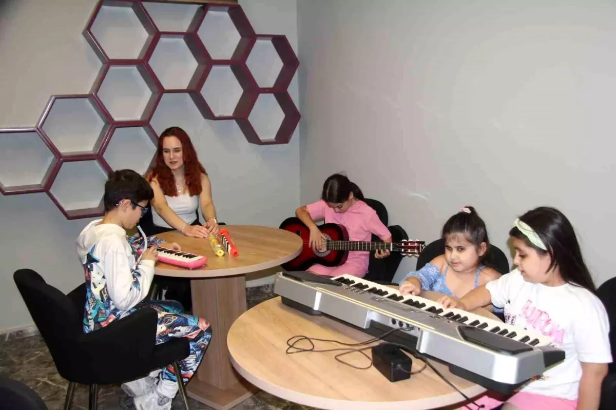 Görme Engelli Müzik Öğretmeni Simay Boz, Öğrencilerinin Karanlık Dünyasını Müzikle Aydınlatıyor