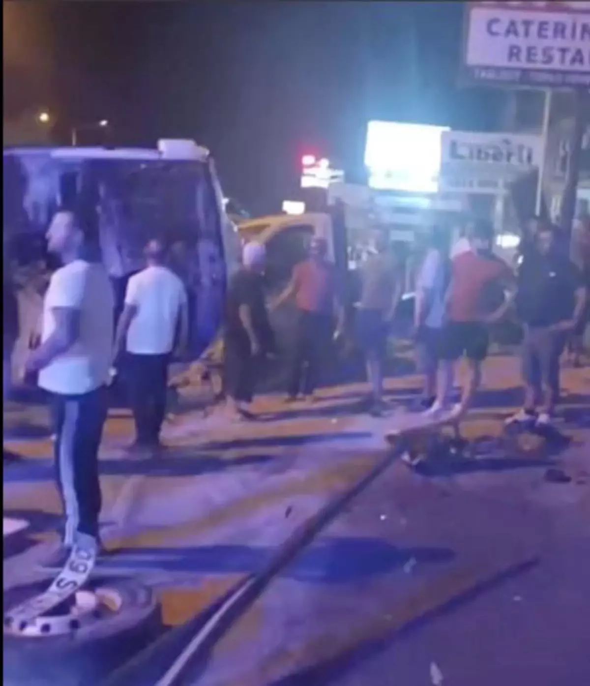 Kuşadası'nda Tur Midibüsü Devrildi: 5 Yaralı