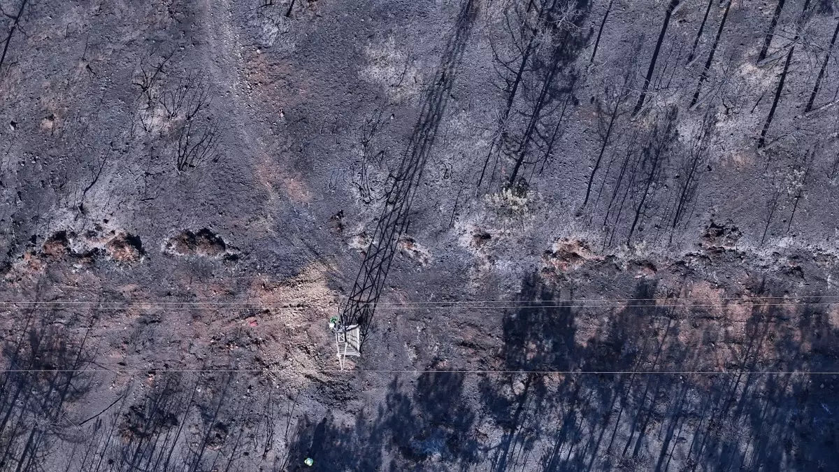 Yangın Sonrası Enerji Hatları Onarılıyor