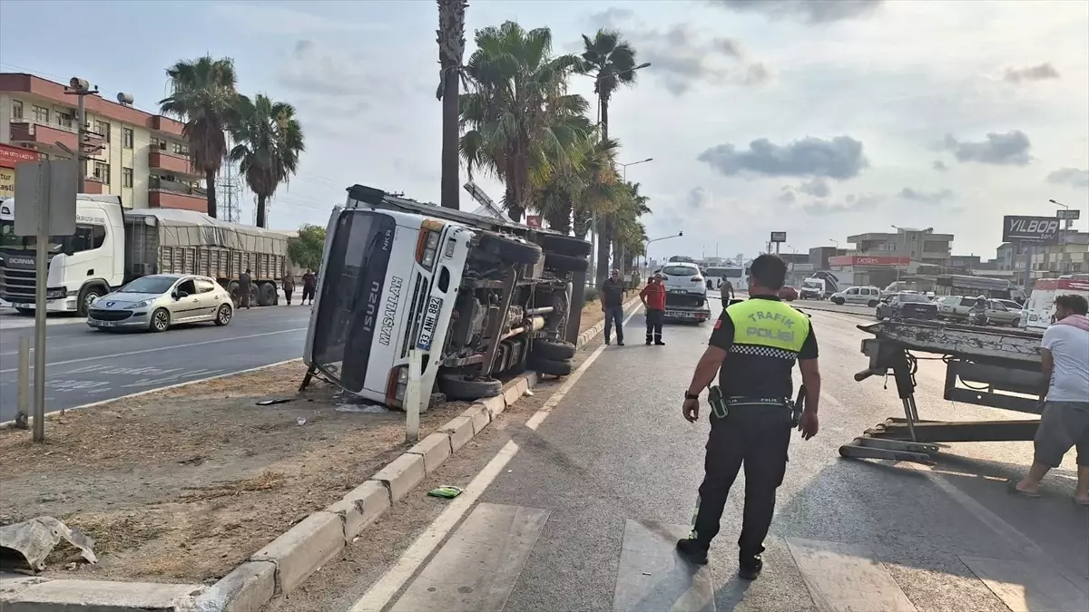 Tarsus'ta Kamyonet ve Otomobil Çarpıştı