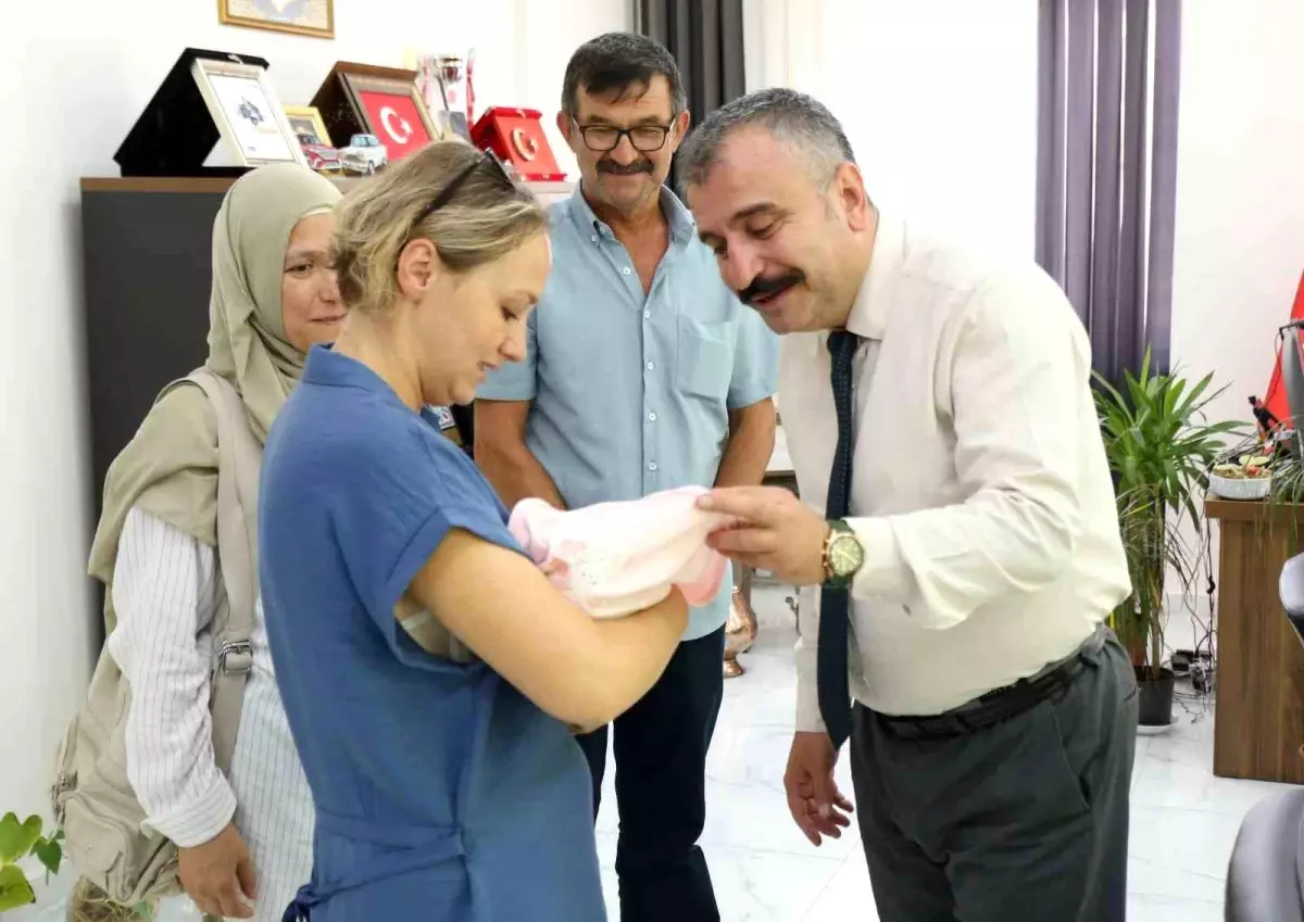 Eskişehir'de Bebek Koruyucu Aileye Verildi