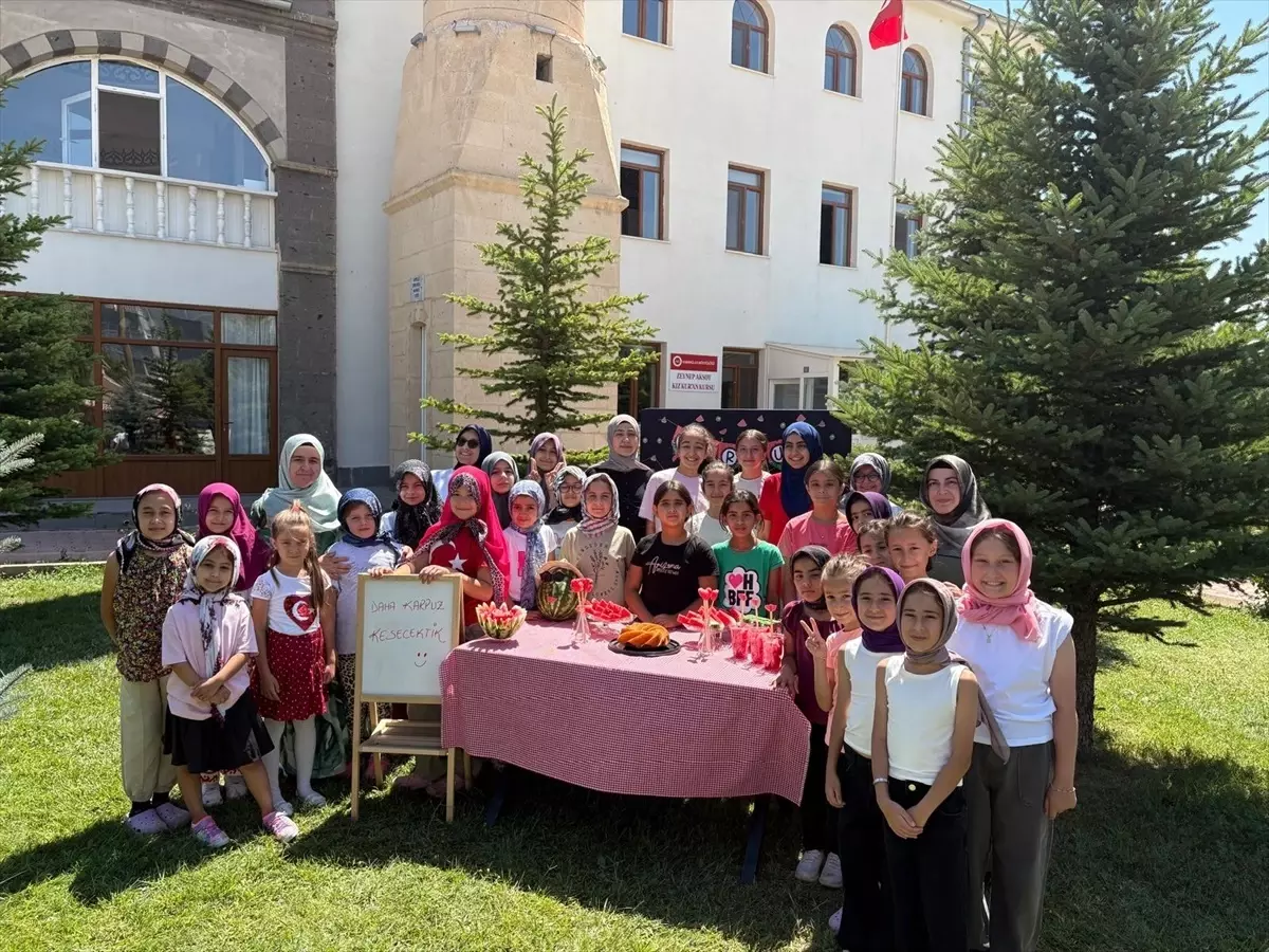Kurs öğrencilerine limonata ve karpuz şenliği