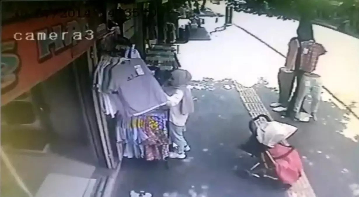 Bingöl'de Bebek Aracı Kaldırımdan Düştü