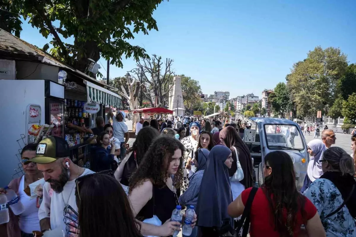 Sıcak Havalar Sultanahmet'te Su Satışlarını Artırdı