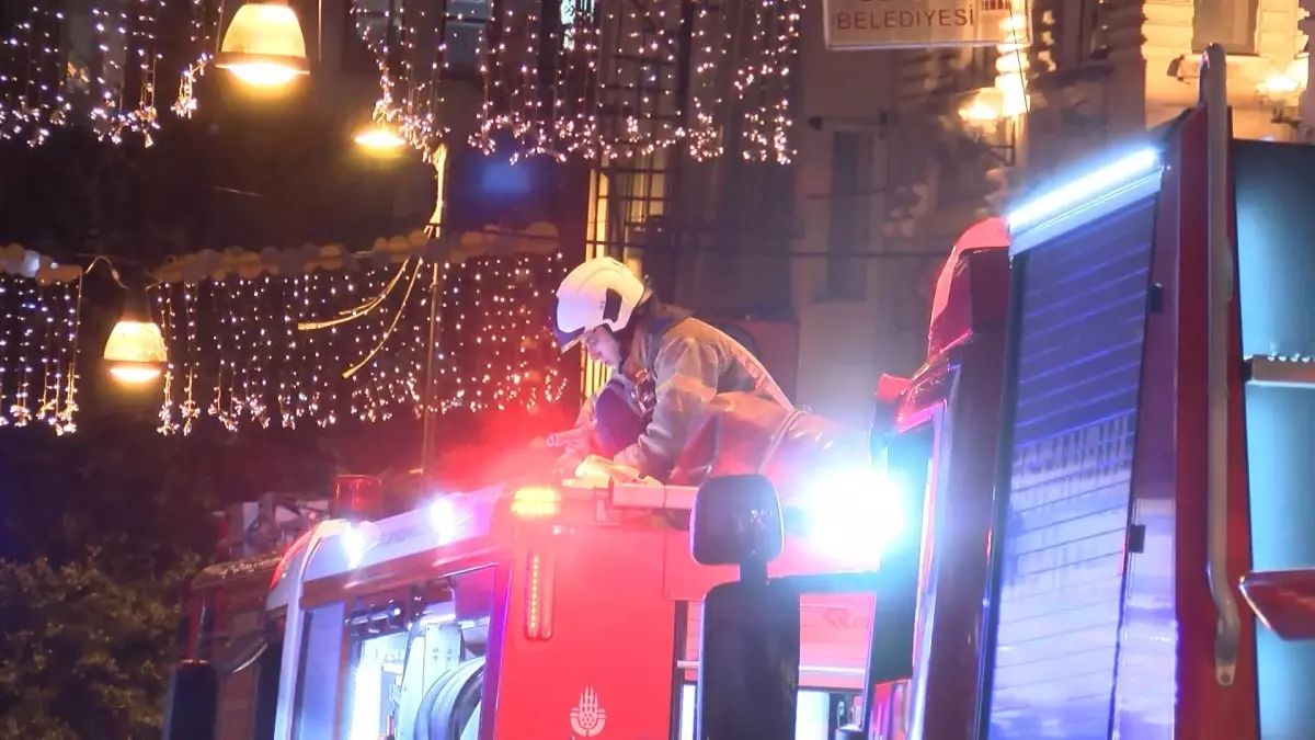 İstiklal Caddesi'nde Yangın