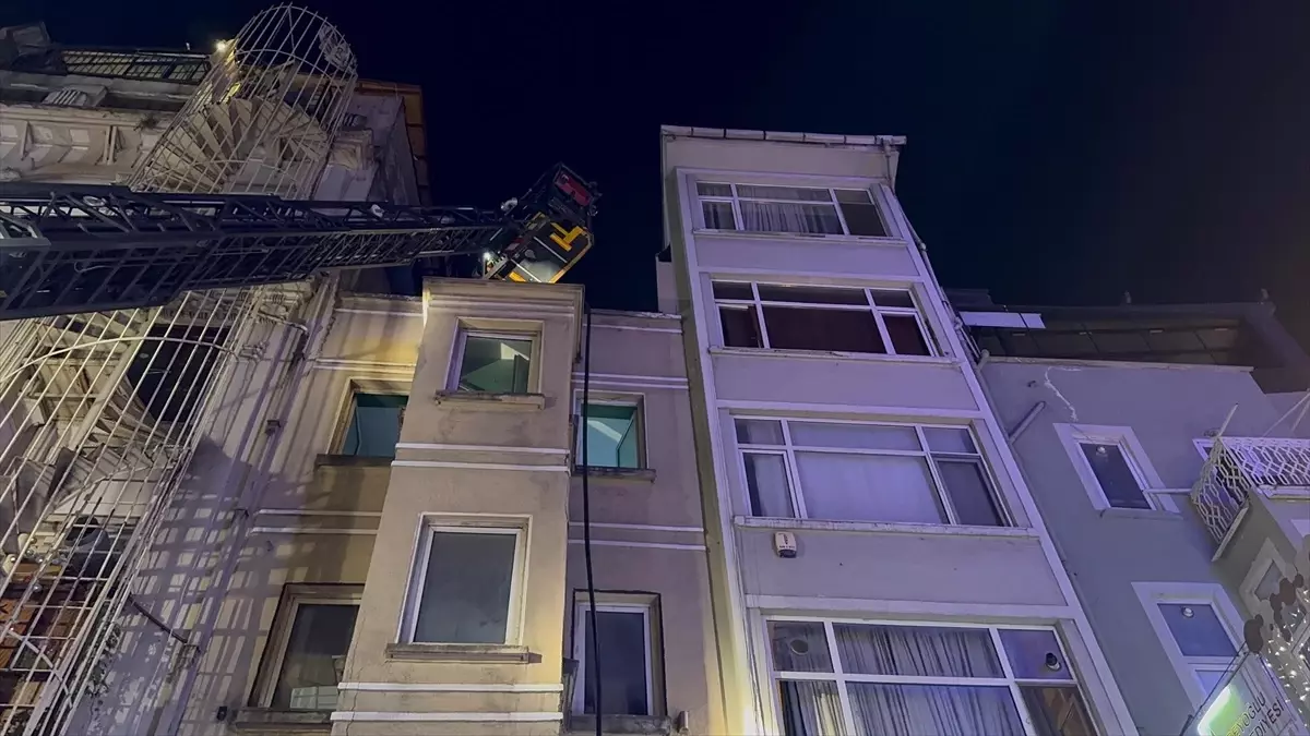 Beyoğlu'nda eğlence mekanının çatısında çıkan yangın söndürüldü
