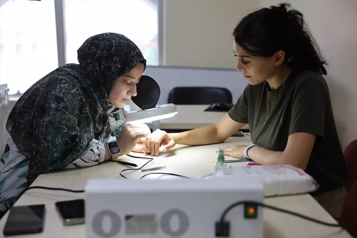 Kadınlar Güzellik Kursuyla İş Sahibi Oluyor