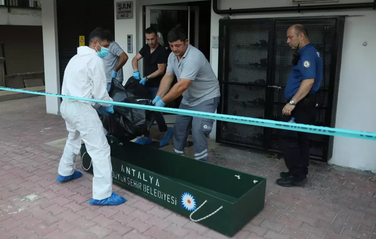 Trans birey evinde boğazı kesilmiş halde ölü bulundu