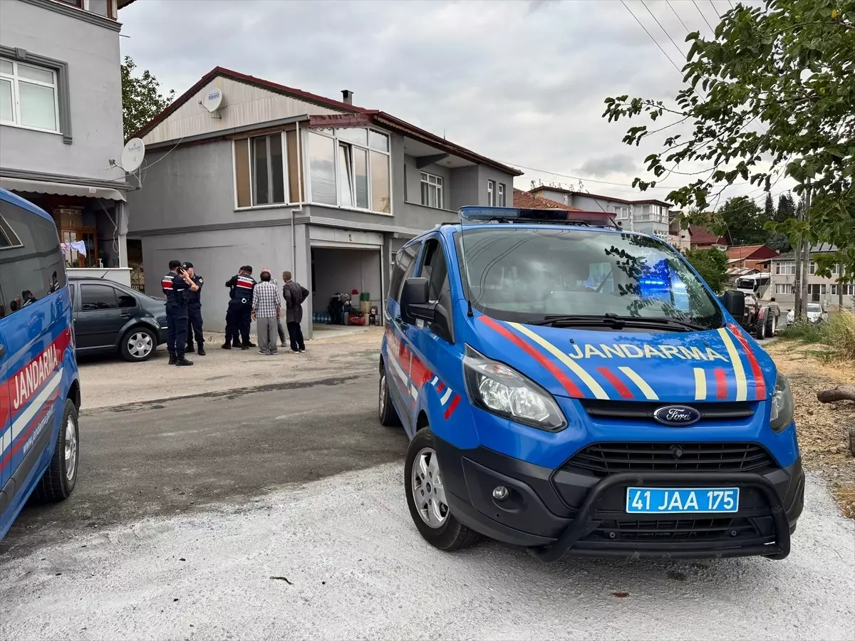 İzmit'te Akaryakıt İstasyonunda Silahlı Kavga: 5 Yaralı