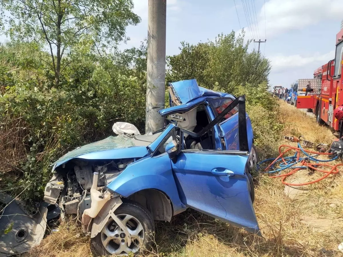 Beton Direğe Çarpan Otomobildeki Kardeşler Hayatını Kaybetti