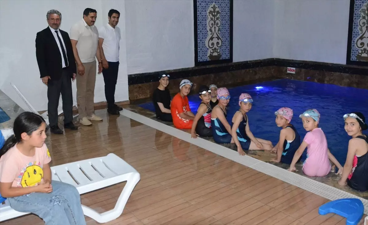 Sarıkamış'ta 100 Öğrenciye Yüzme Dersi