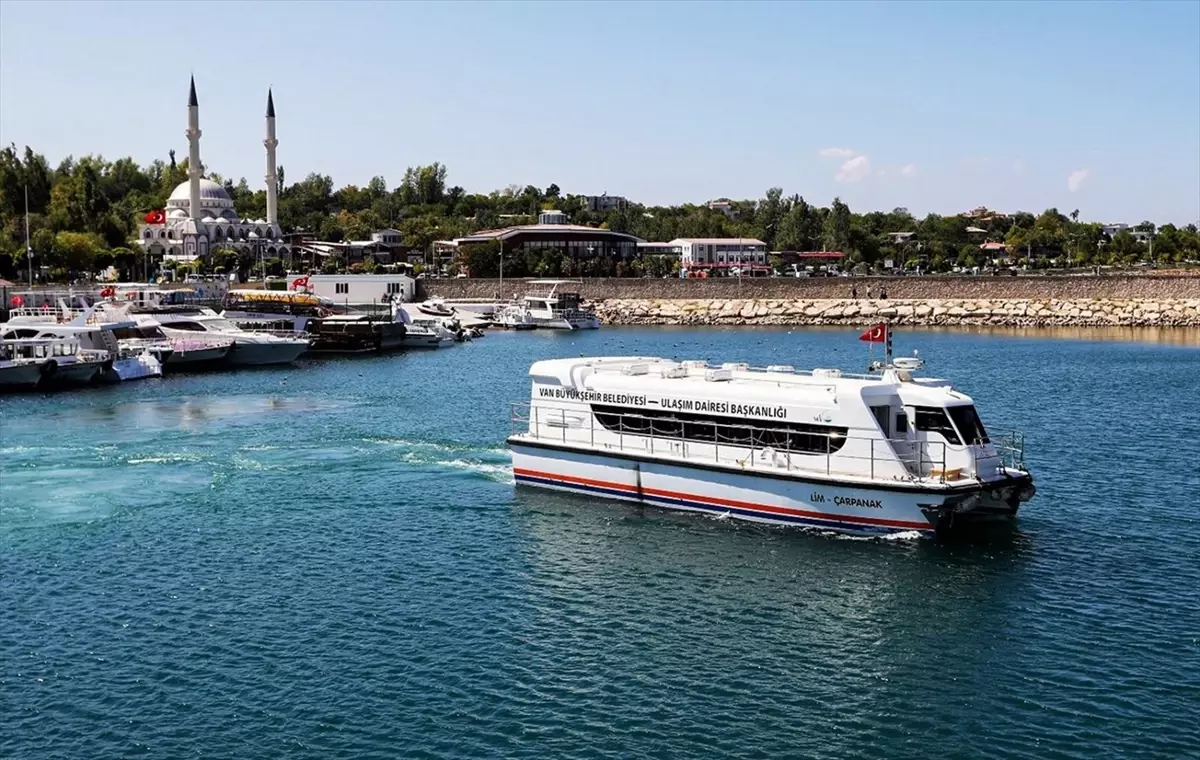 Van'da Akdamar Adası'na Deniz Otobüsü Seferleri Başladı