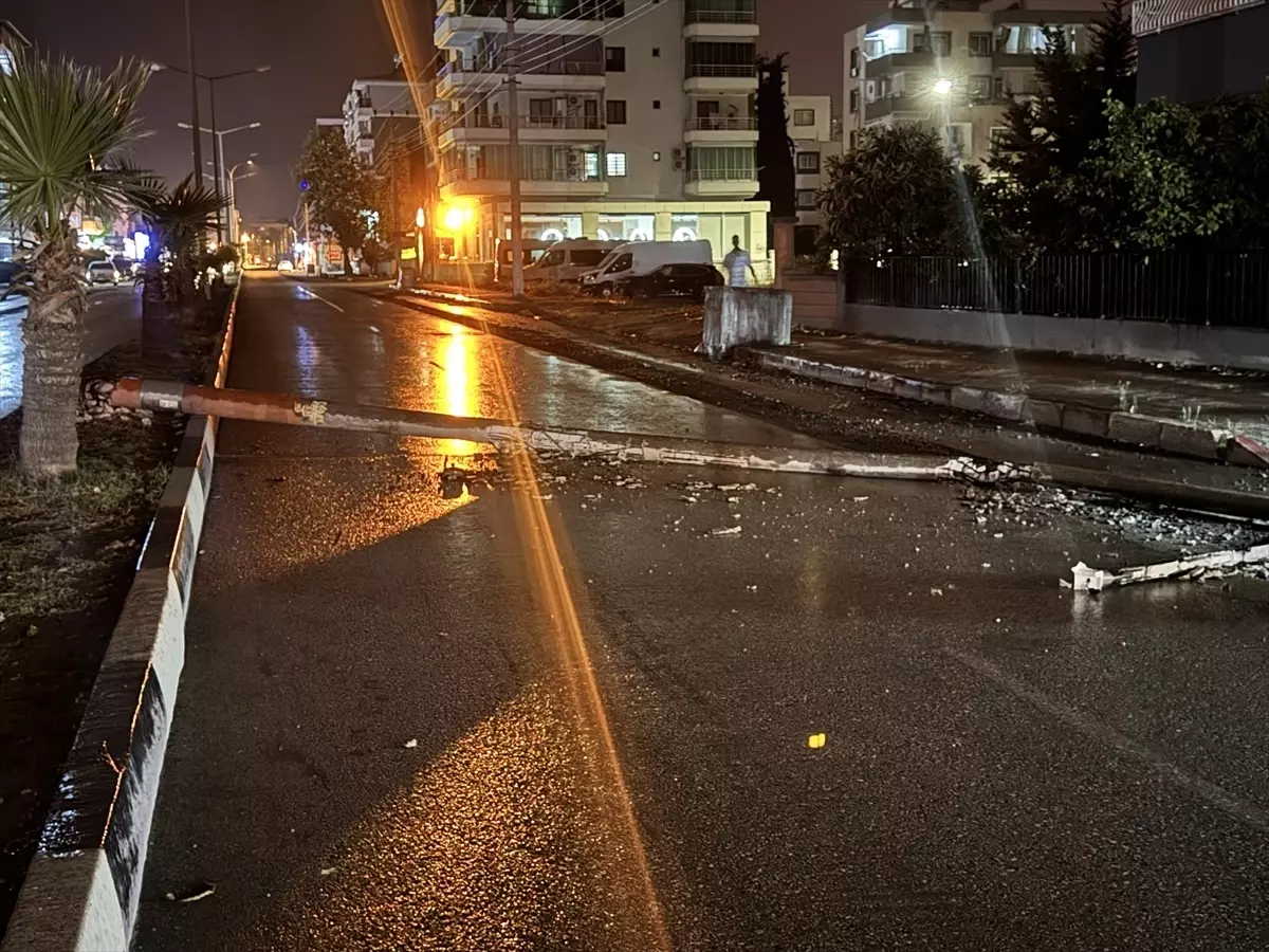 Dörtyol'da Çekici Aydınlatma Direğine Çarptı