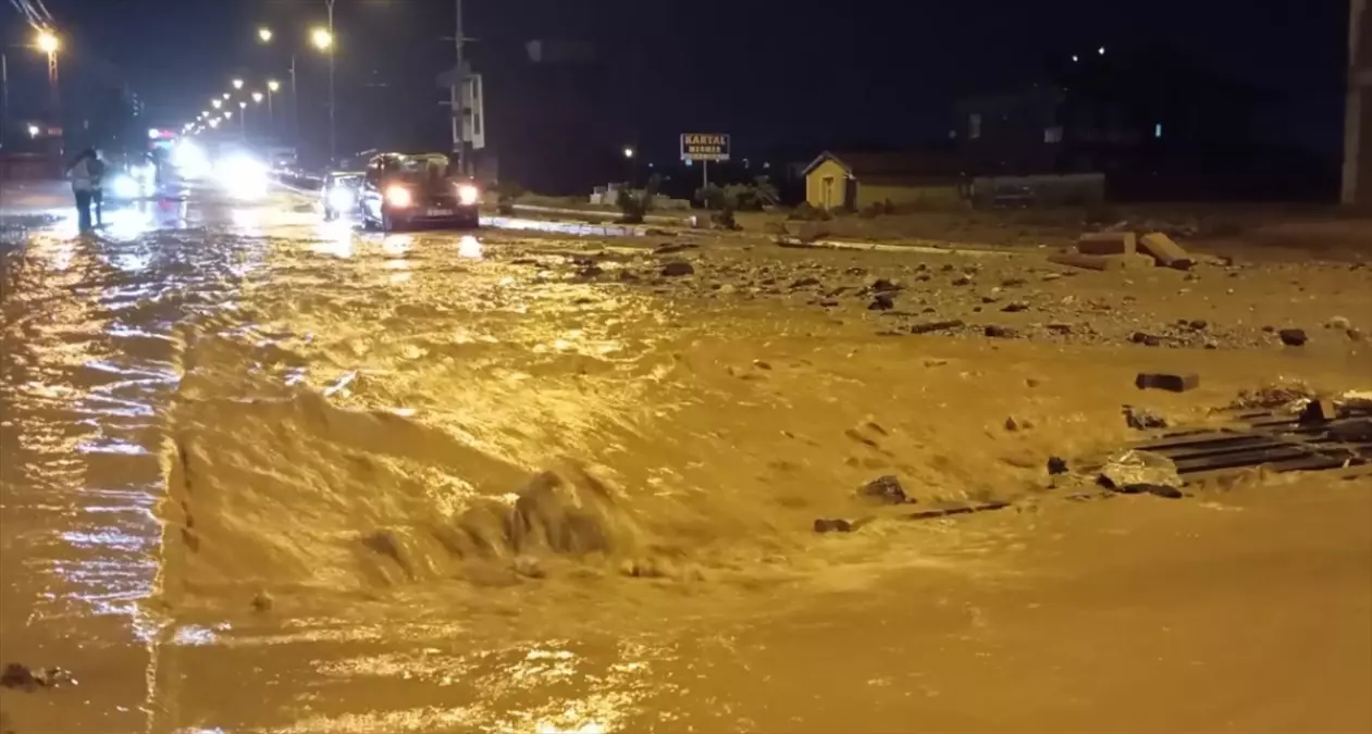 Sağanak yağış Konya'yı vurdu! Köprü çöktü, evleri su bastı