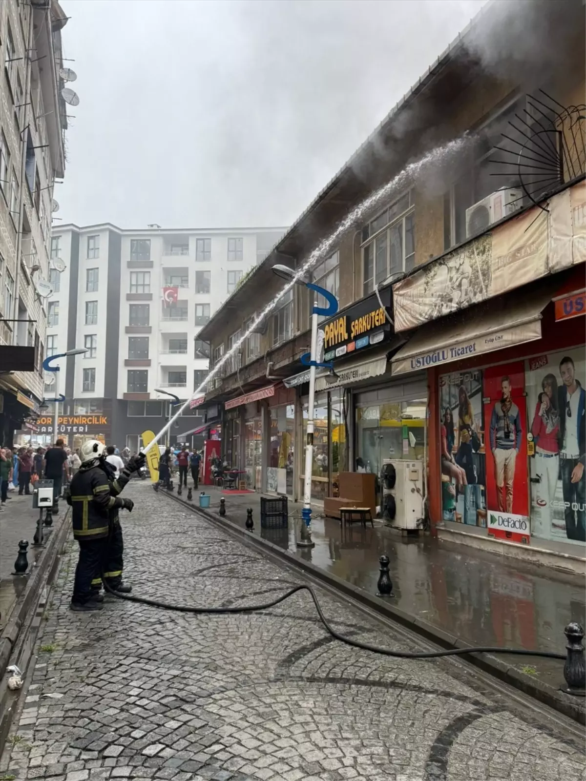 Pazar'da Depo Yangını