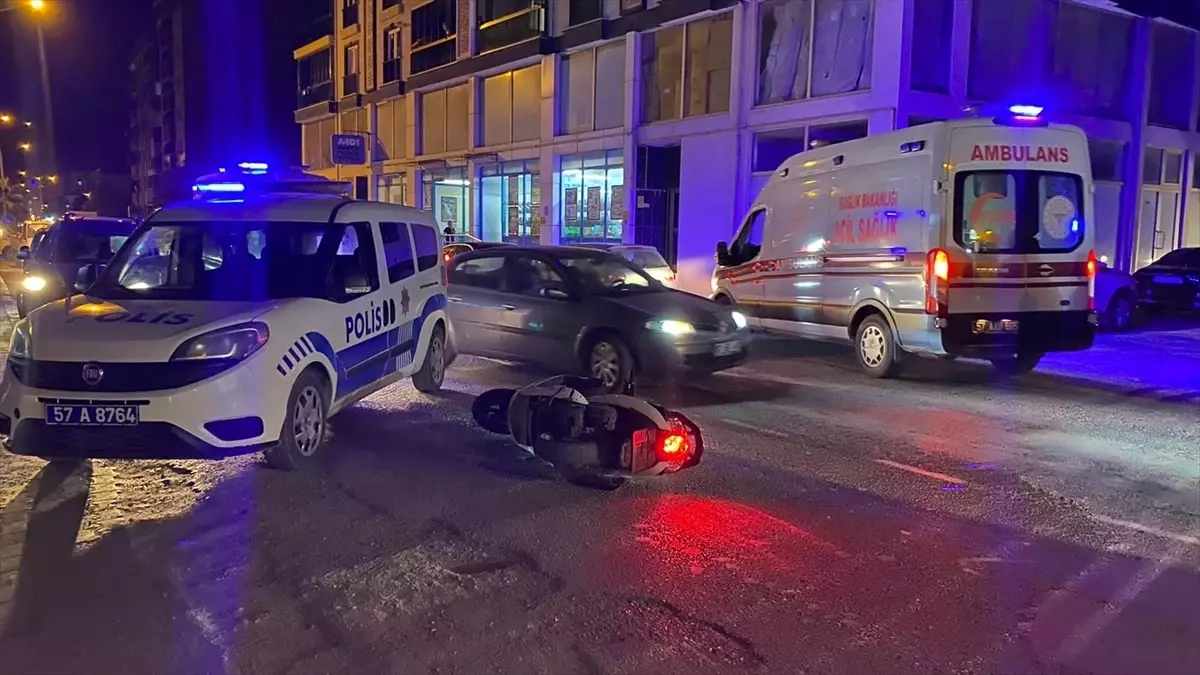 Türkeli'de Motosiklet Kazası: 2 Yaralı