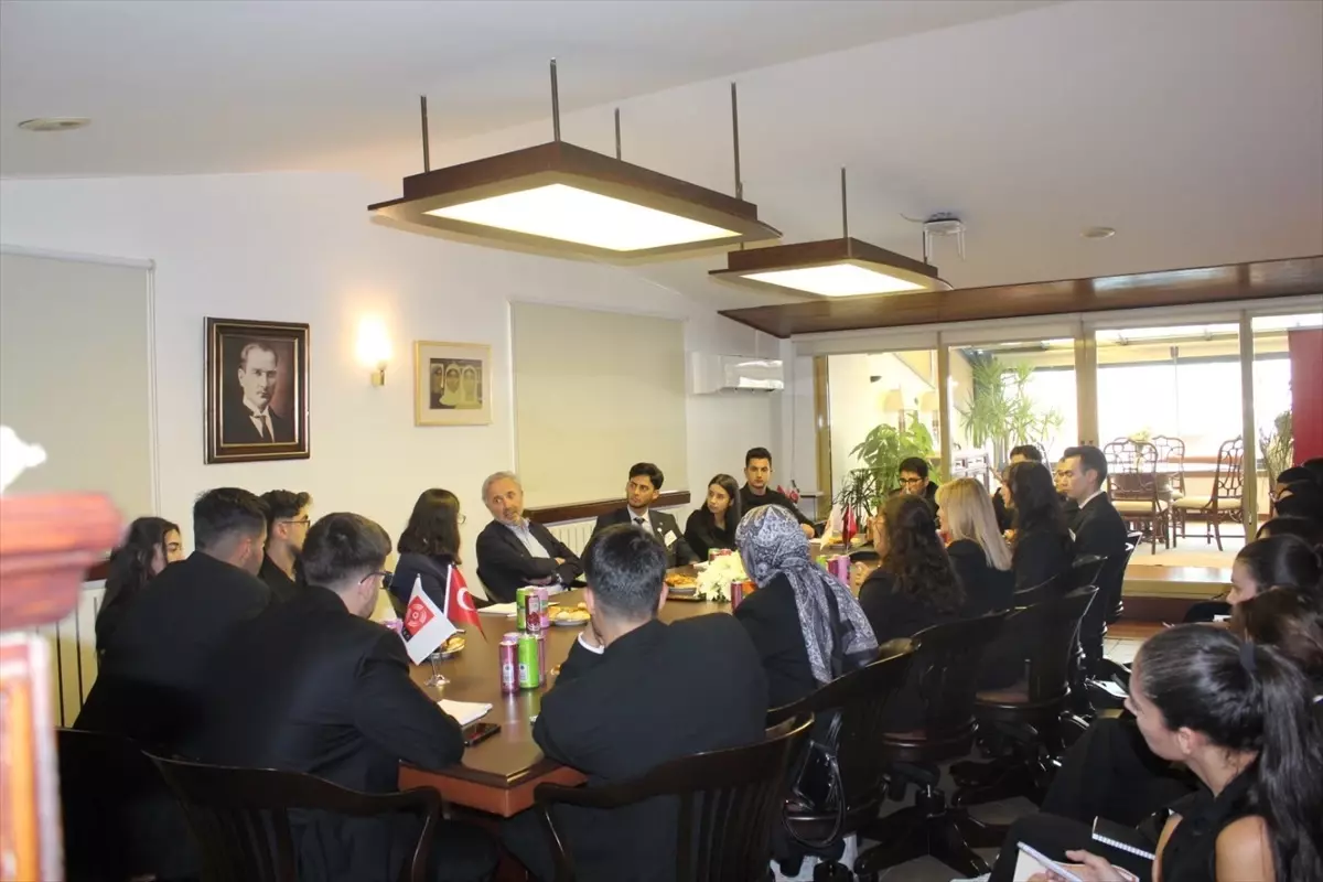 TİKAV Bursiyerleri Hamdi Akın ile Buluştu