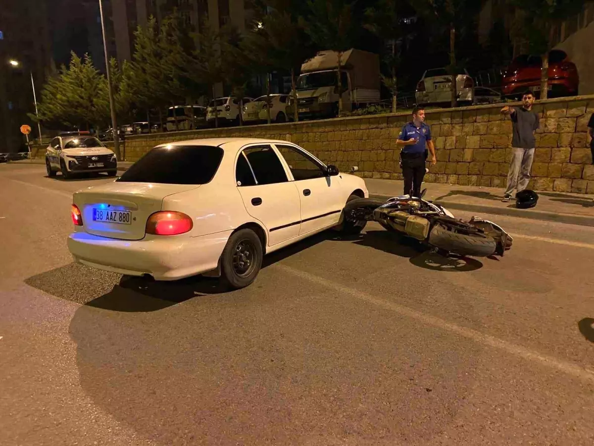 Talas'ta Motosiklet-Otomobil Kazası: 2 Yaralı