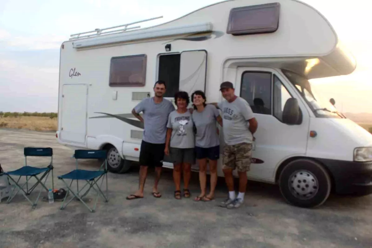 İtalyan Aile Türkiye'de Meke Gölü'nde Kamp Yaptı