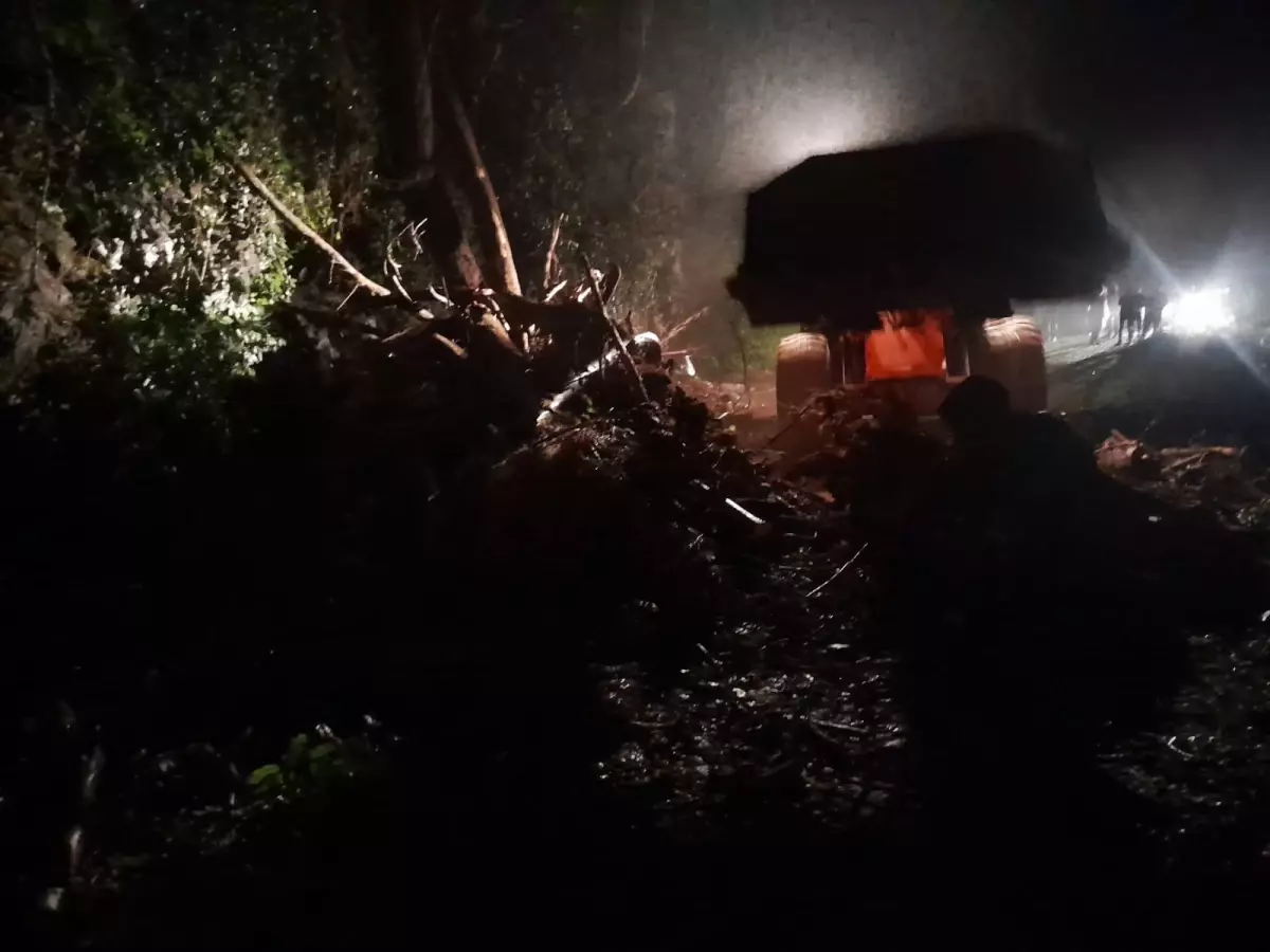 Çamlıhemşin'de Heyelan Kapanan Yol Yeniden Açıldı