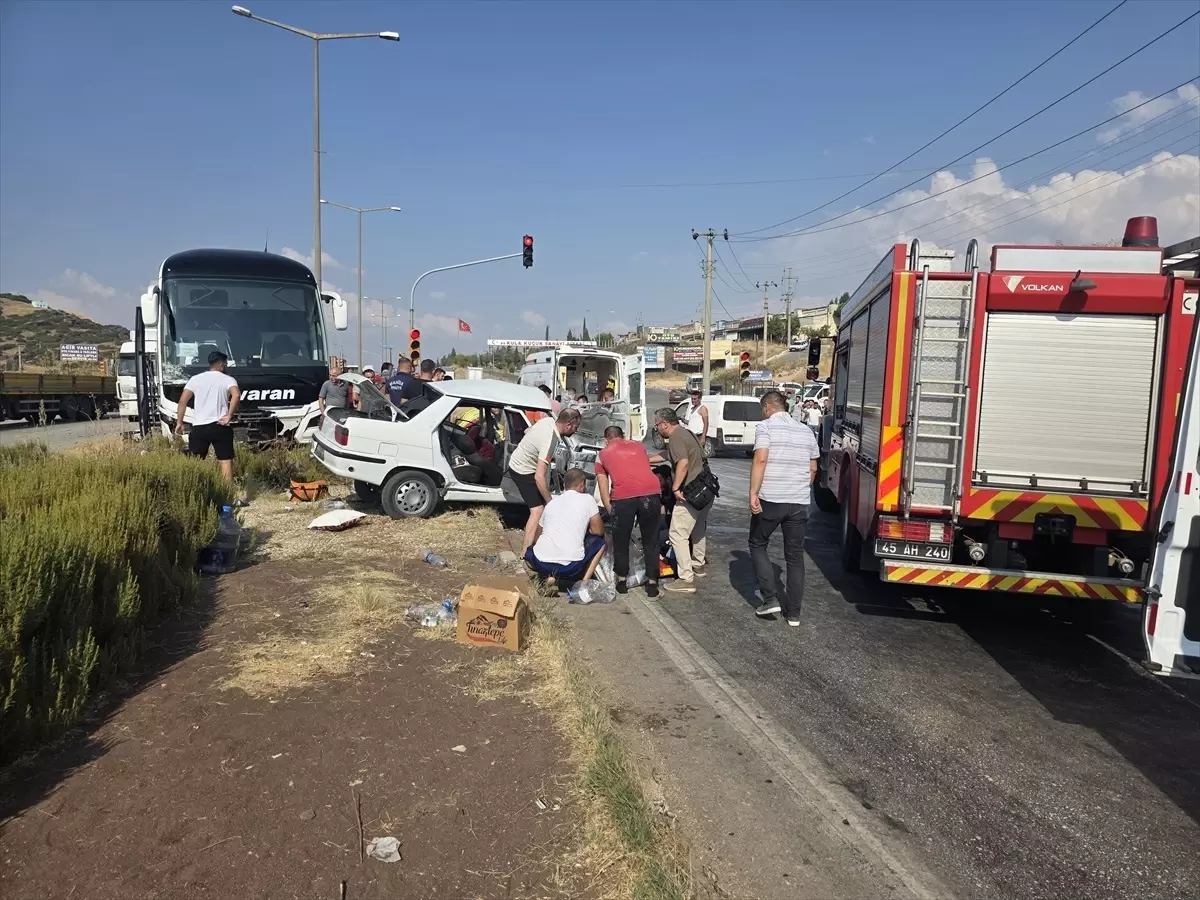 Kula'da Otobüs ve Araç Çarpıştı: 2 Ölü