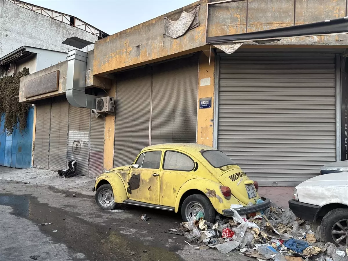 Karabağlar'da Çöp Alanında Yangın