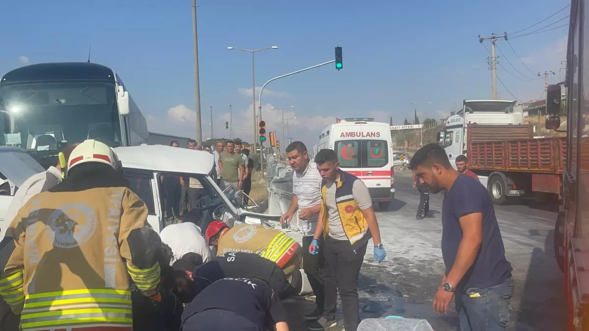 Kula'da Otobüs ve Otomobil Çarpıştı: 2 Ölü, 1 Ağır Yaralı