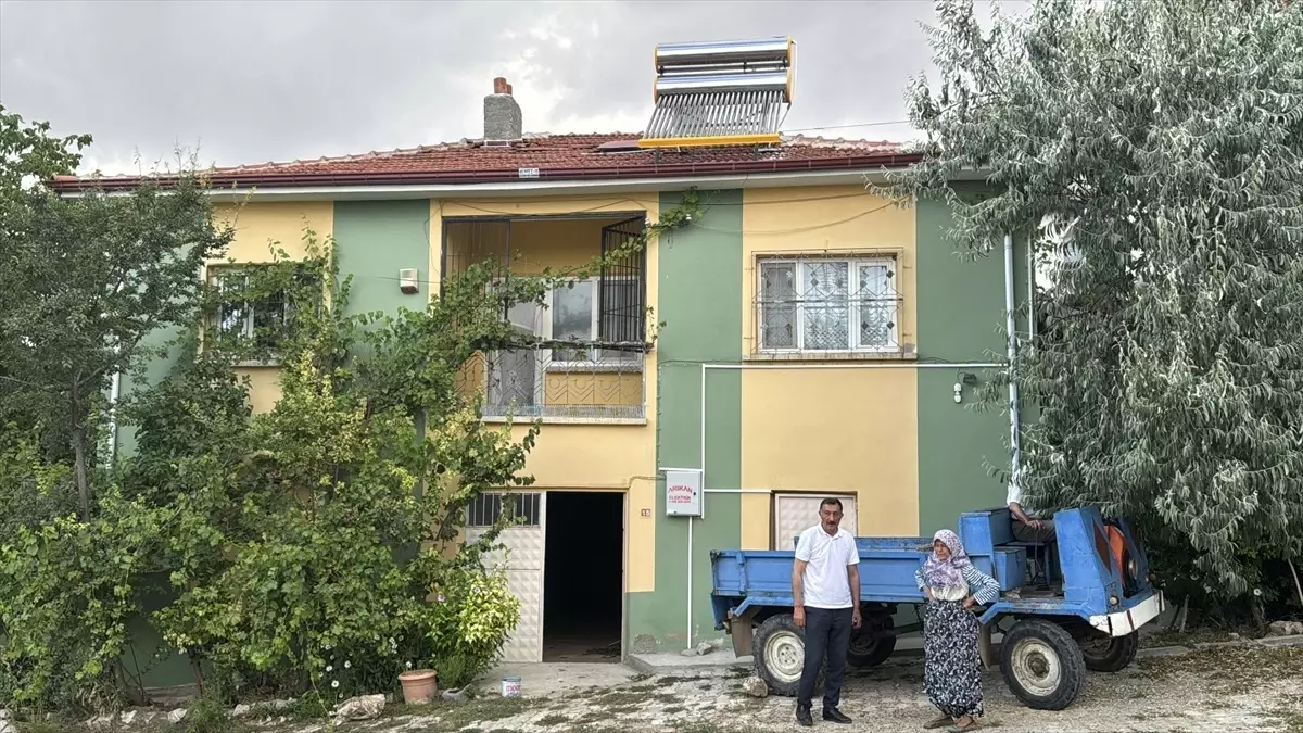 Yaşlı Çift Bağışta Bulundu