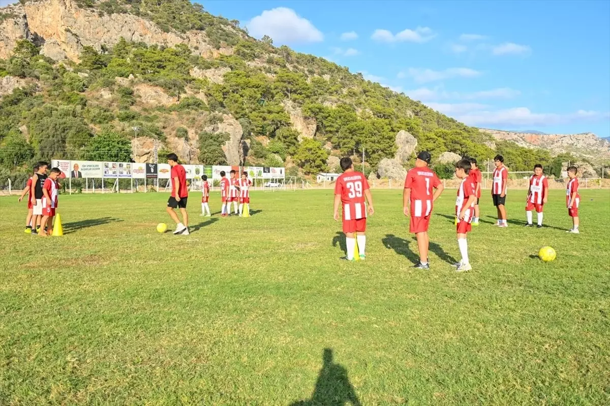 Başkan Avcıoğlu, Yaz Futbol Okulunu Ziyaret Etti