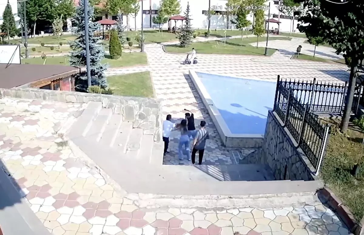 Mahalle muhtarı, parkta uyardığı genç tarafından bıçaklandı