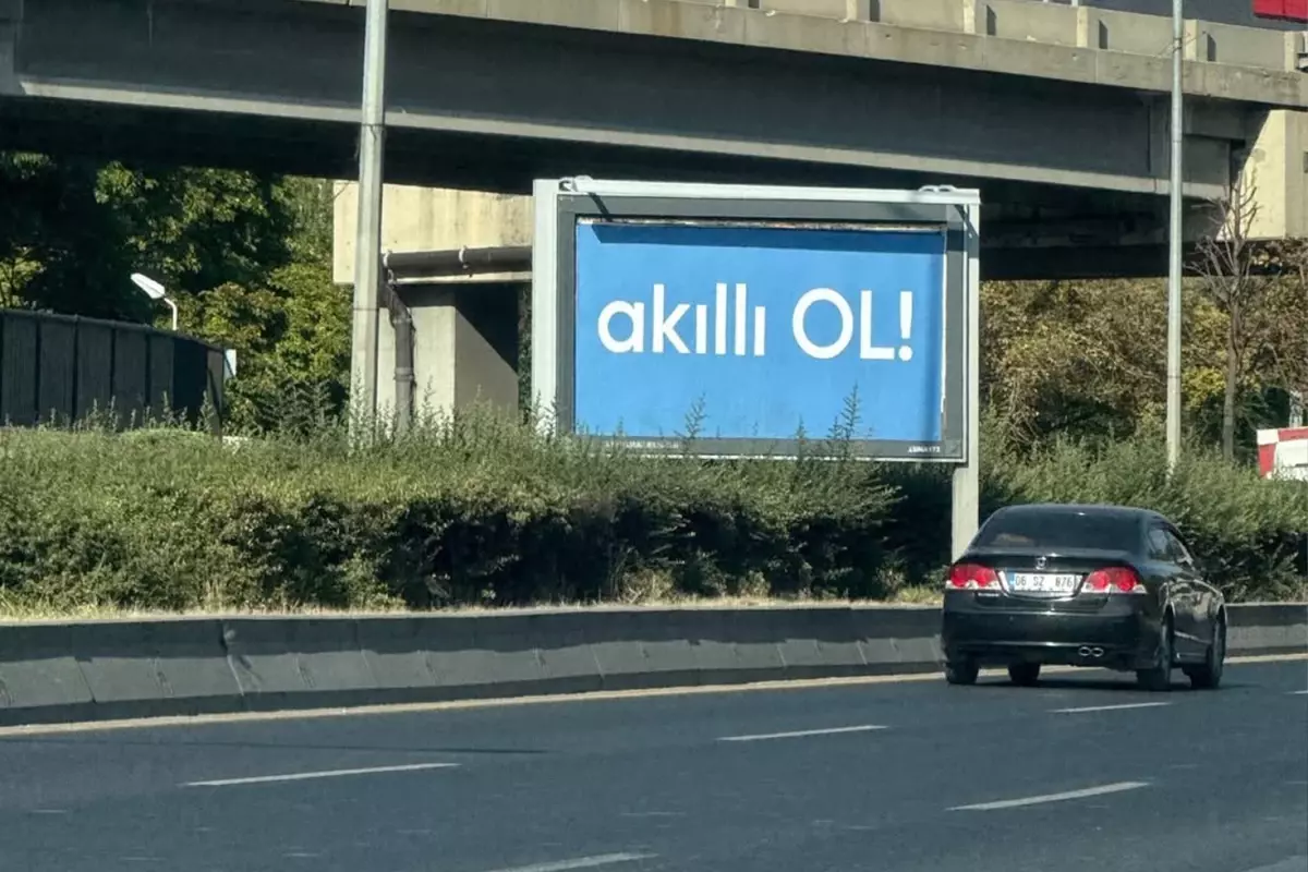 Ankara'da görülen gizemli 'Akıllı ol' afişleri merak uyandırdı
