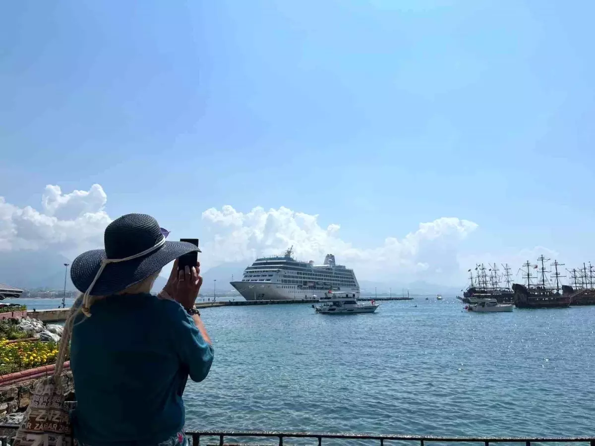Nautica Gemisi Alanya'ya Demir Attı