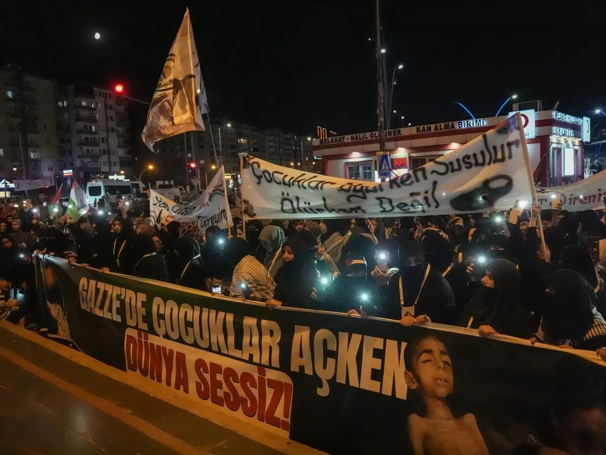 İsrail'in Gazze'ye saldırıları Diyarbakır'da protesto edildi