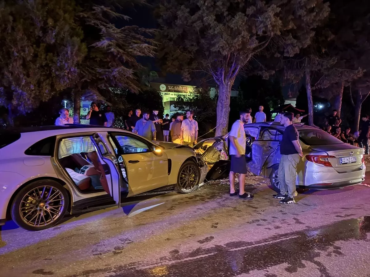 Kartepe'de Otomobil Çarpışması: 4 Yaralı