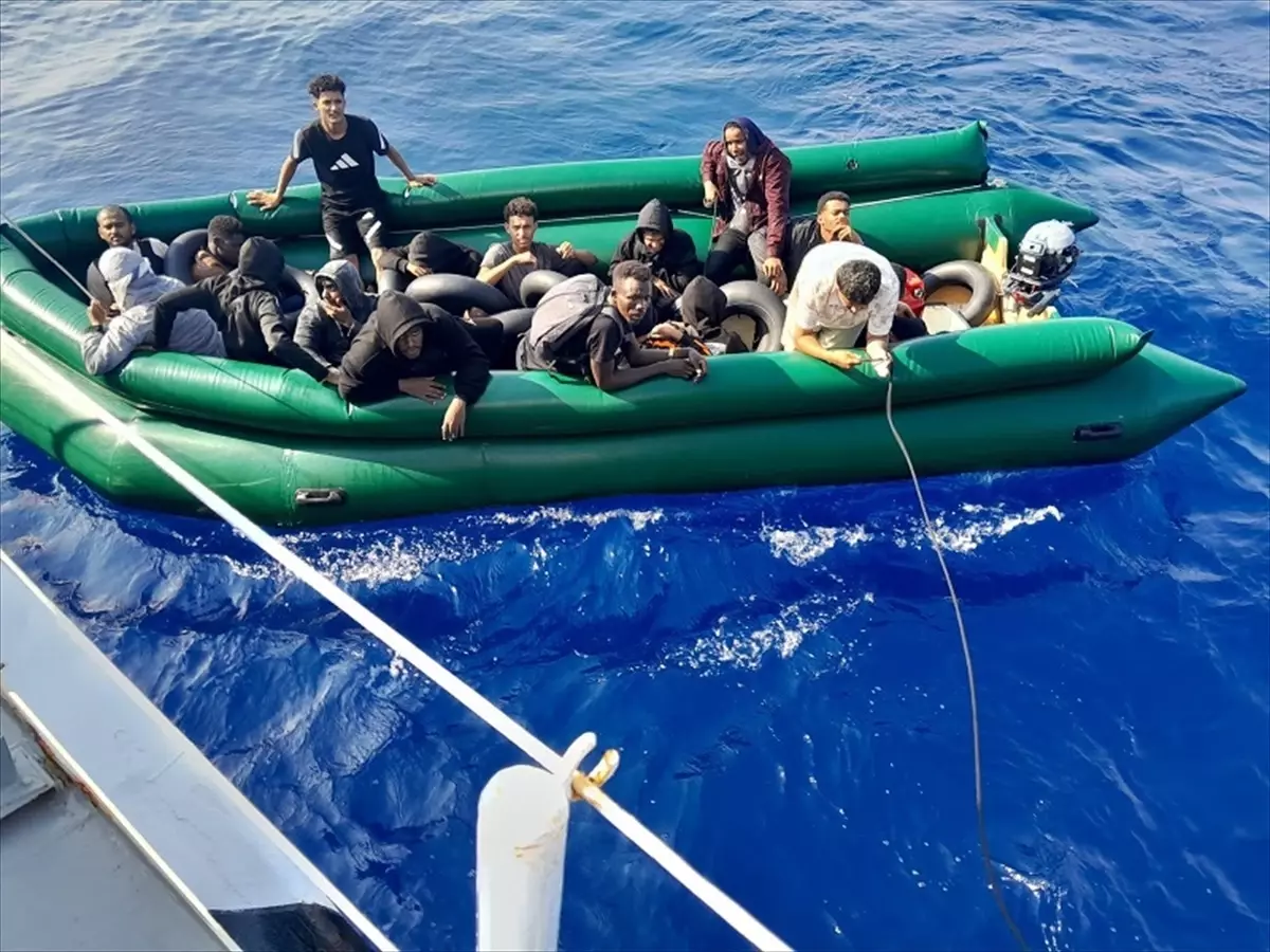 İzmir'de 18 Düzensiz Göçmen Kurtarıldı