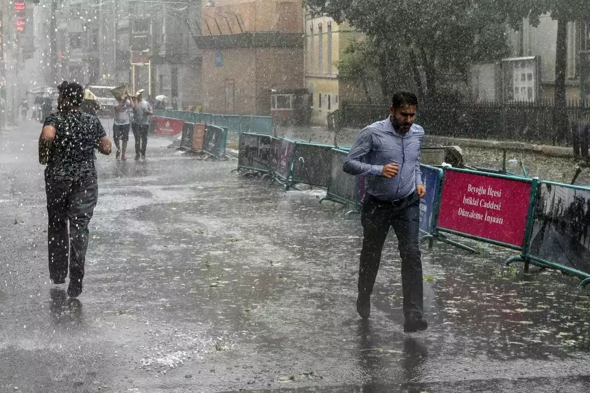 Sıcaktan kavrulan İstanbullulara müjde! Sağanak yağış geliyor