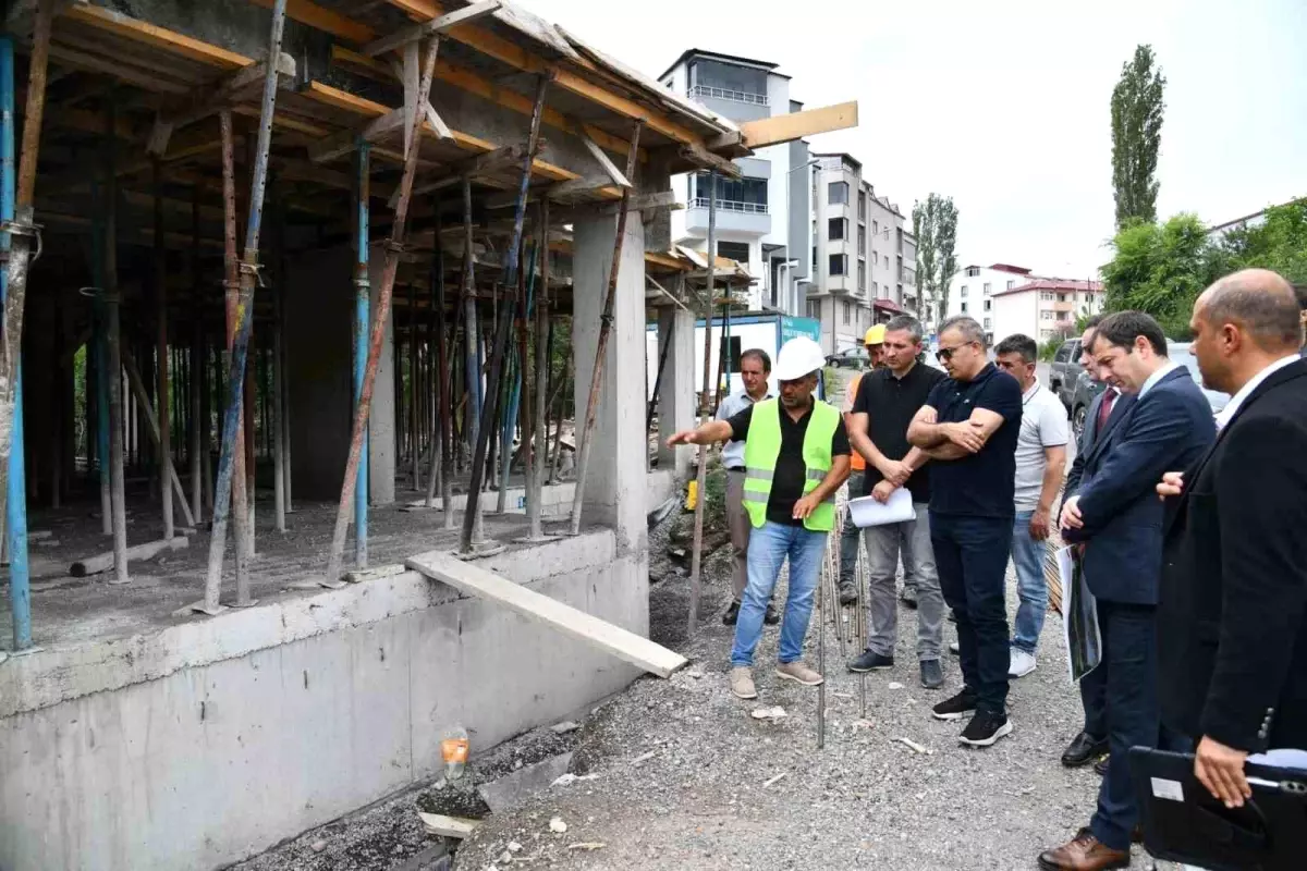 Vali Çiçek, Gençlik Merkezi ve Saha İnşaatlarını İnceledi