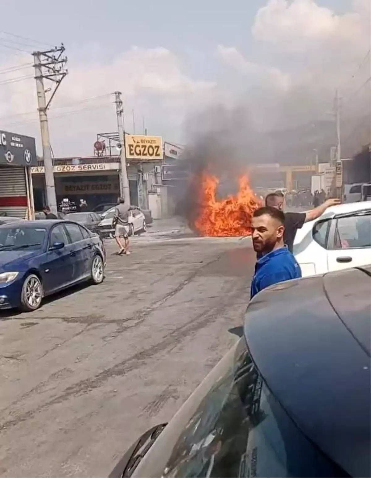 Kendi kendine yanmaya başlayan elektrikli otomobil dakikalar içinde küle döndü