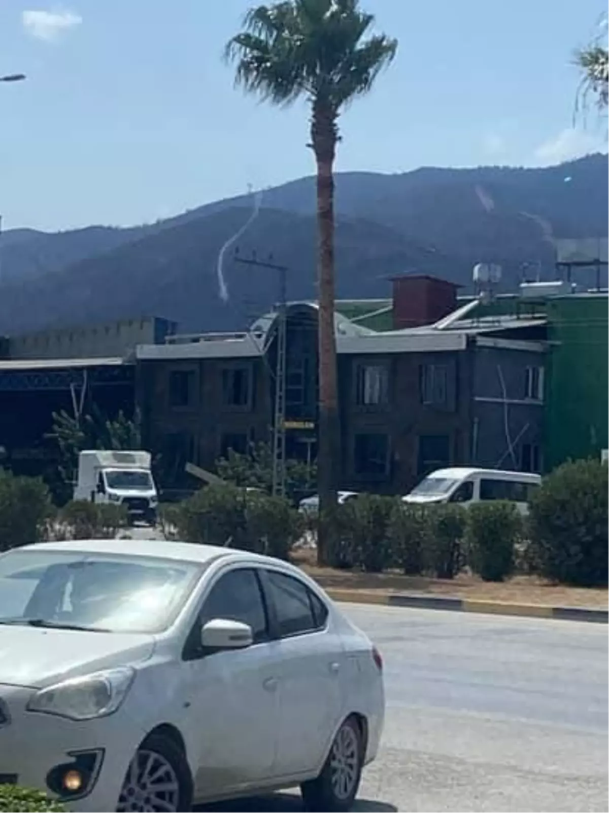 Antakya'da Yanan Ormanda Hortum Oluştu
