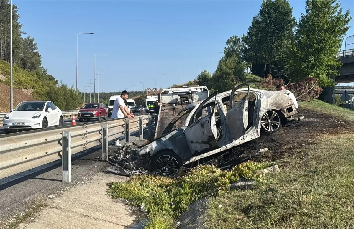 Ümraniye'de Kaza, Araç Alev Aldı