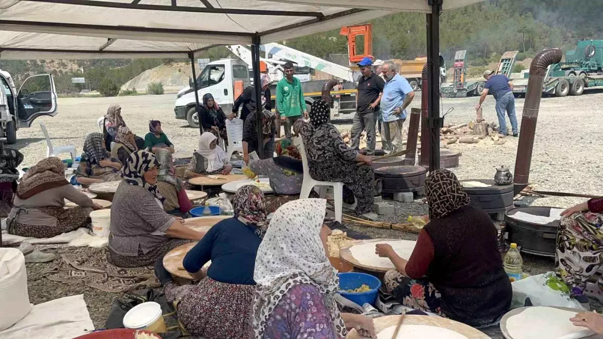 Kadınlar Yangın İçin Gözleme İkram Etti