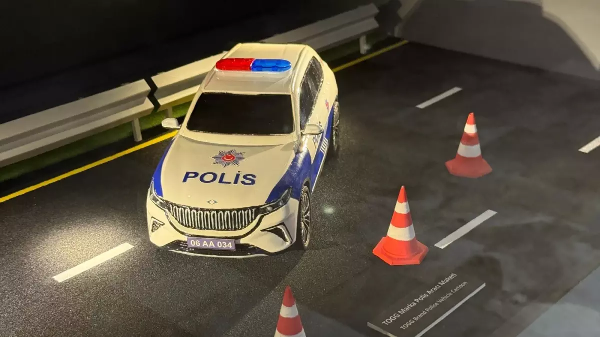 Polis Müzesi'nde çalışan sanatçı polis oldu