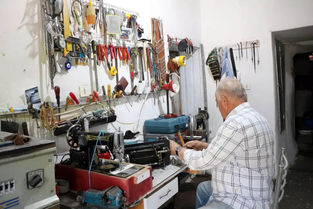 Asırlık Dikiş Makinelerini Restaure Ediyor