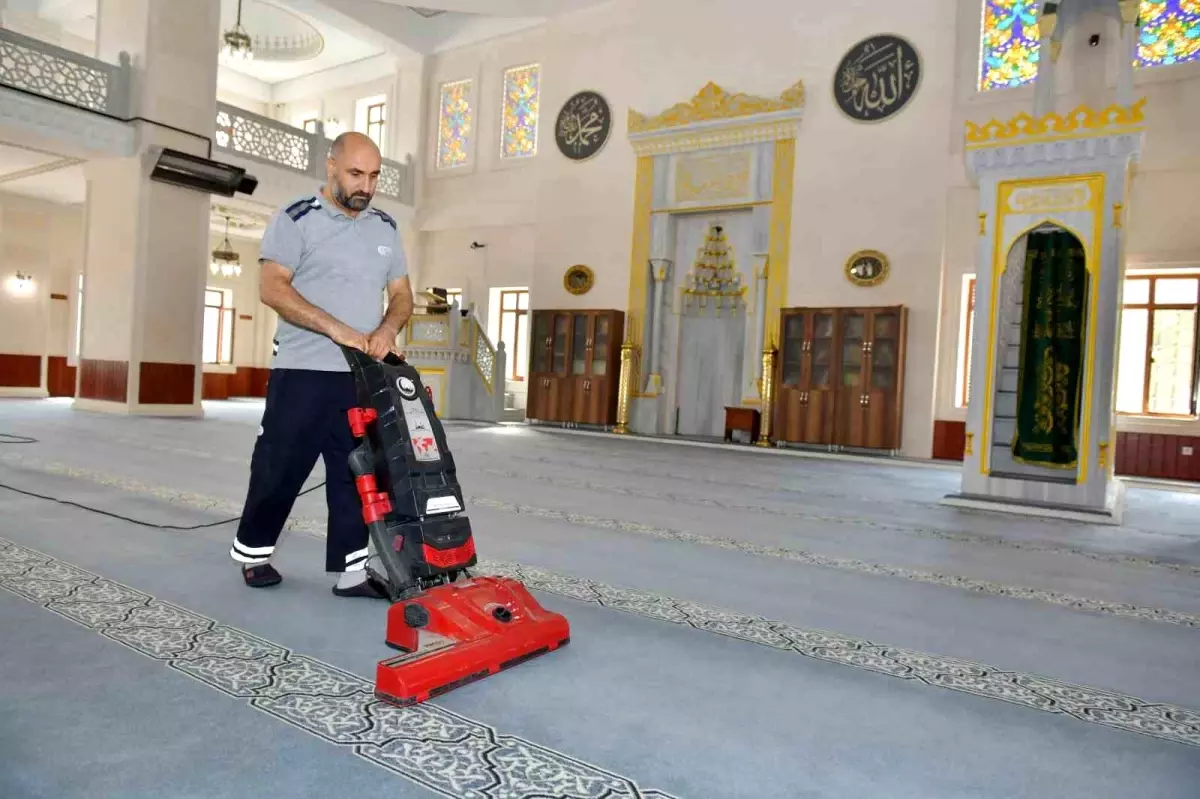 Esenyurt Belediyesi Camileri Hijyenik Hale Getiriyor