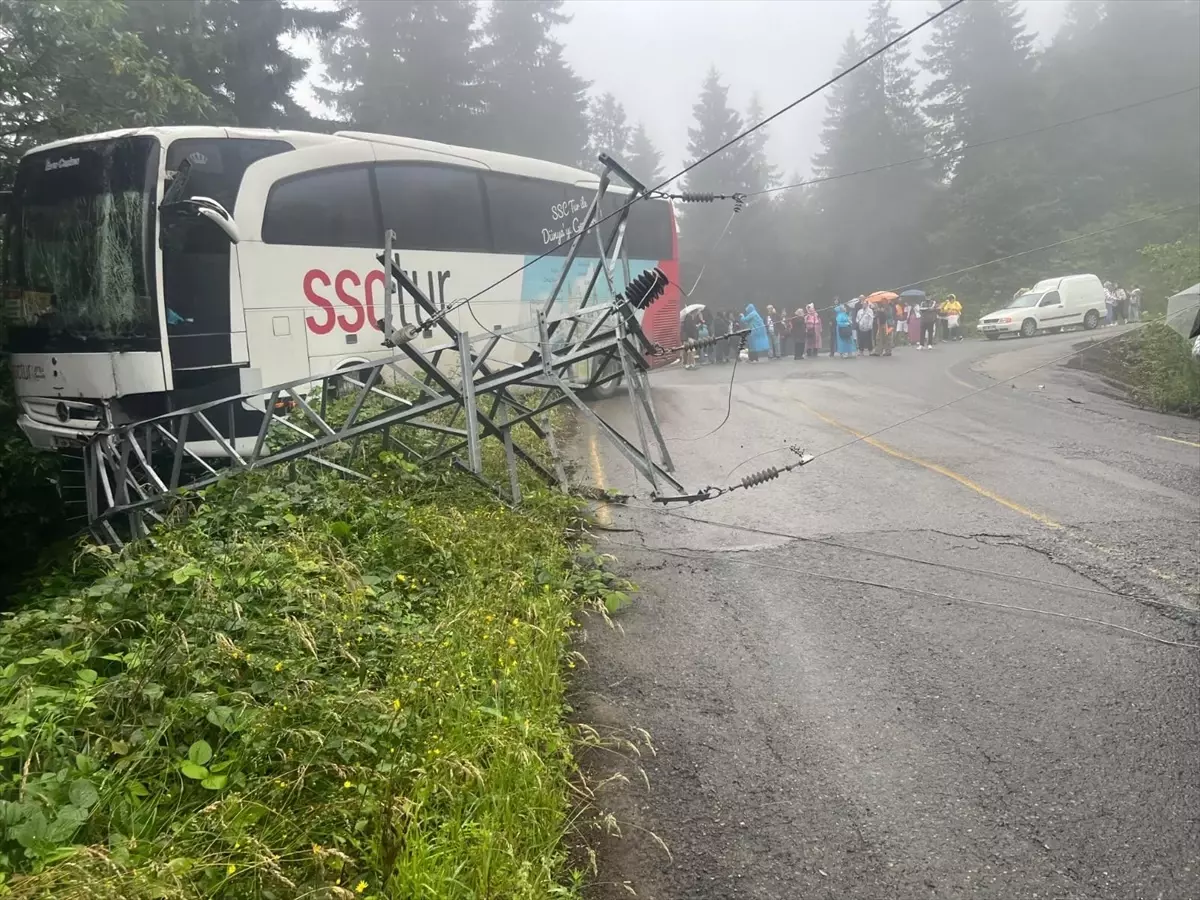 Trabzon'da Otobüs Elektrik Direğine Çarptı