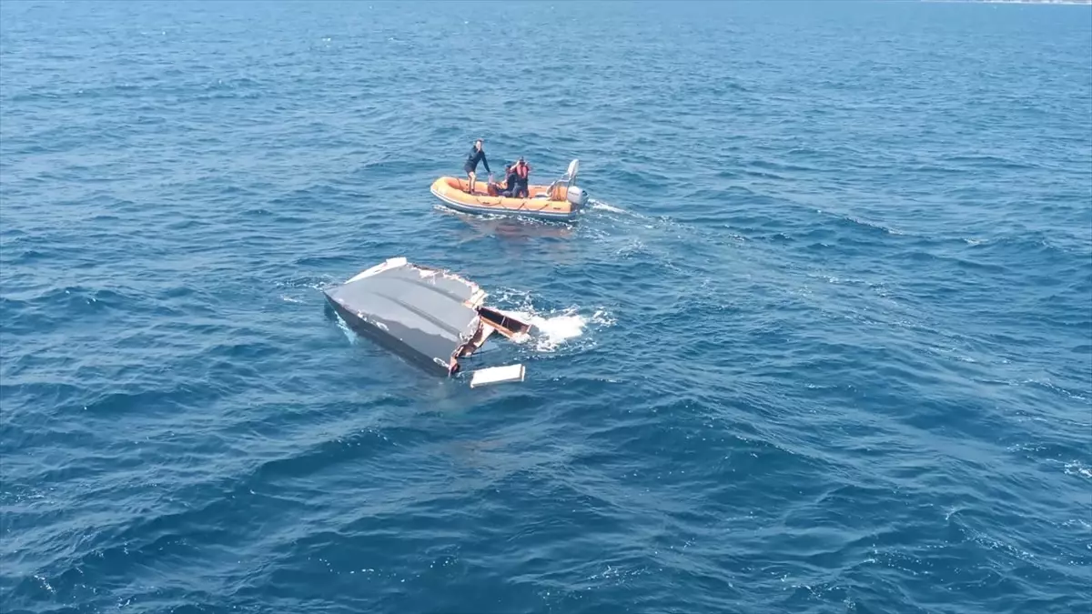 Marmara Adası'nda Tekne Parçalandı