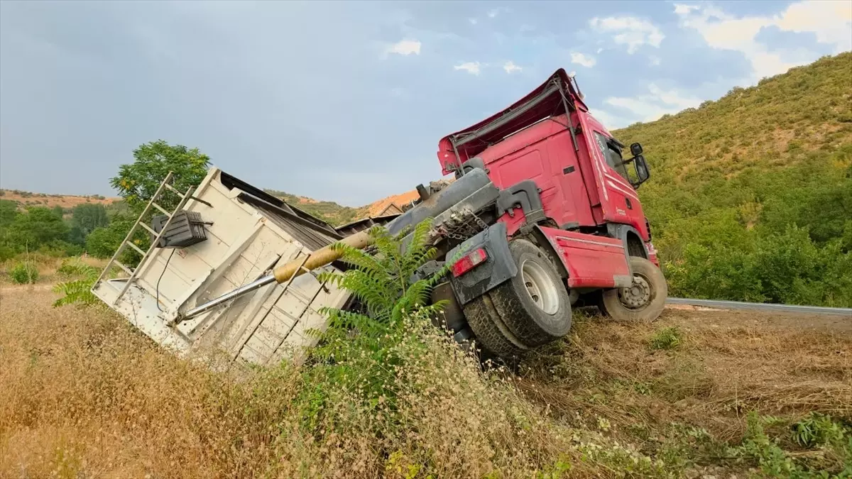 İnegöl'de Tır Şarampole Devrildi