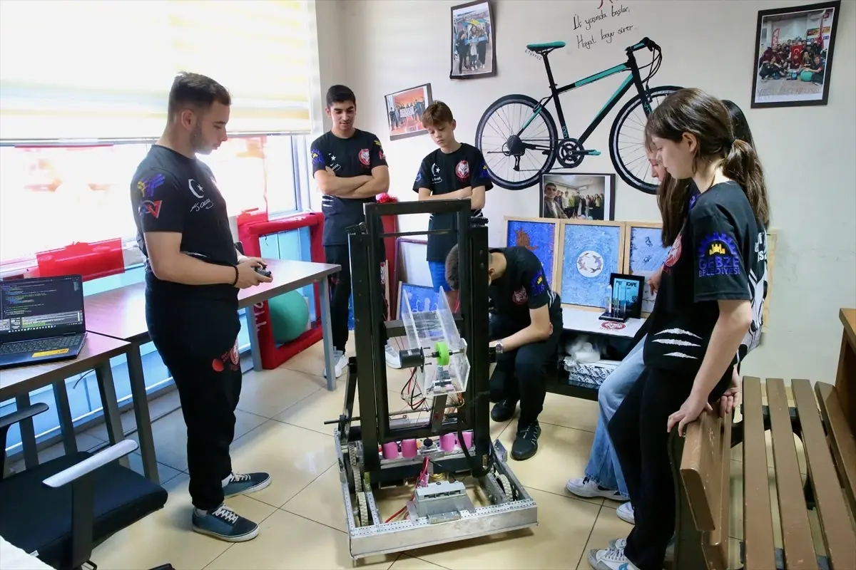 Kocaeli'li Öğrenciler Robotik Yarışmada Ödül Aldı